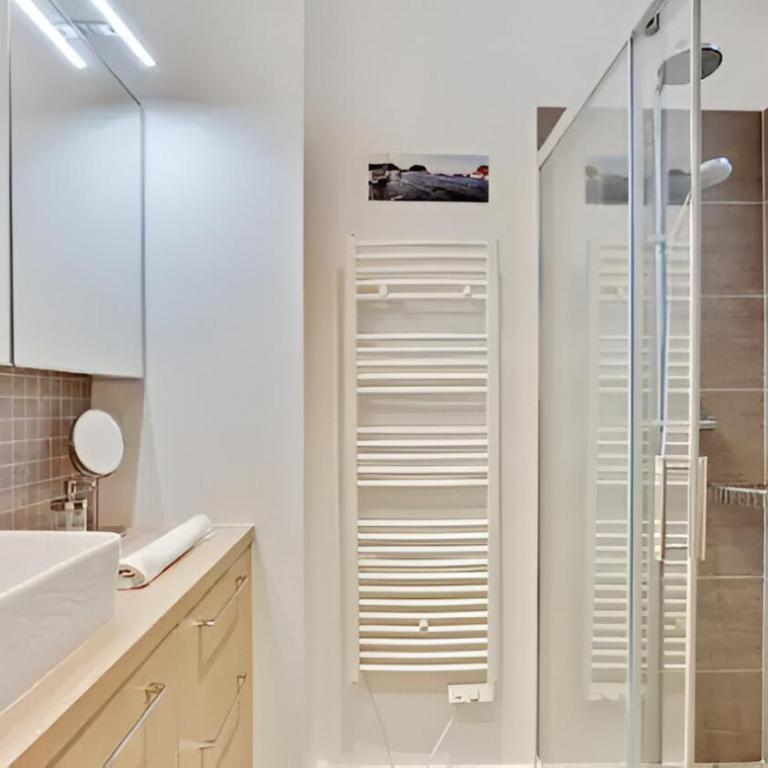 Quartier a la mode du Marais climatise 2 chambres - Appartement - 7