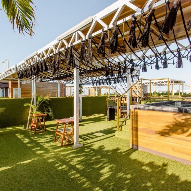 Location! Steps to Beach Balcony 38St Art Expo - Deluxe King Studio - 23