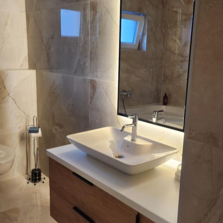 Apartmani Dobrinja - Free parking - Apartman sa 1 Spavaćom Sobom i Spa Kadom - 9