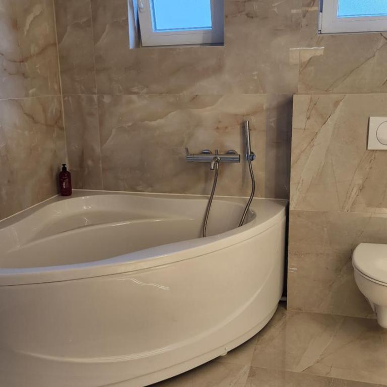 Apartmani Dobrinja - Free parking - Apartman sa 1 Spavaćom Sobom i Spa Kadom - 15