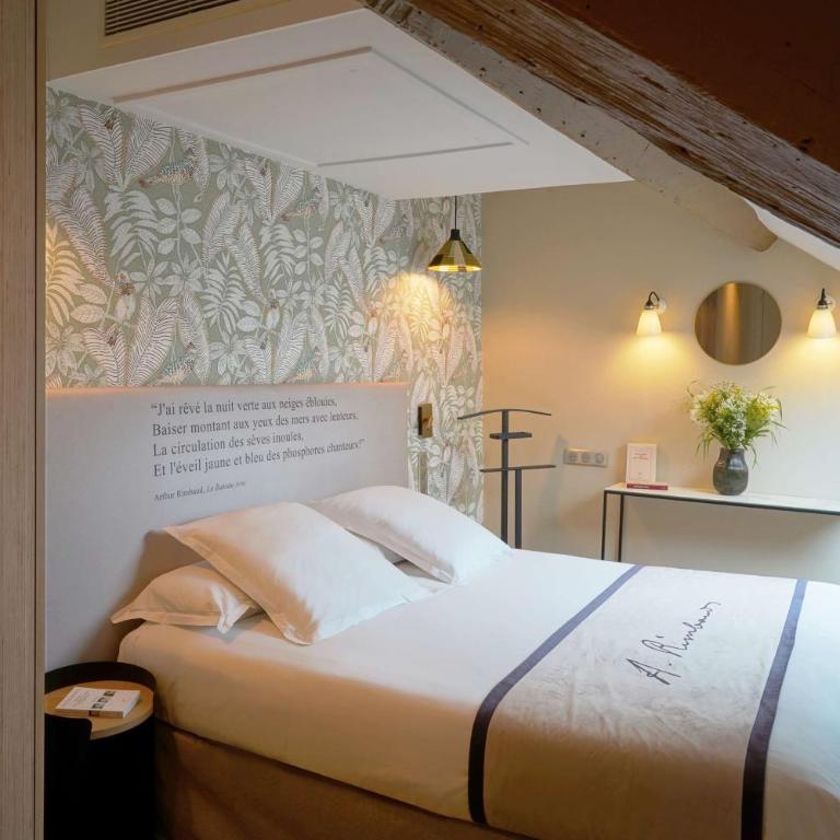 Hôtel Littéraire Arthur Rimbaud, BW Signature Collection - Junior Queen Suite with Sofa Bed - Non-Smoking - 1