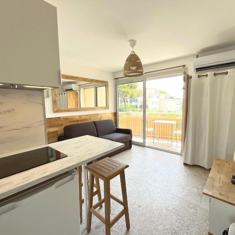 Studio refait en 2024 avec terrasse, climatisation et parking, à 50m de la plage - FR-1-338-588 - Apartment - 8