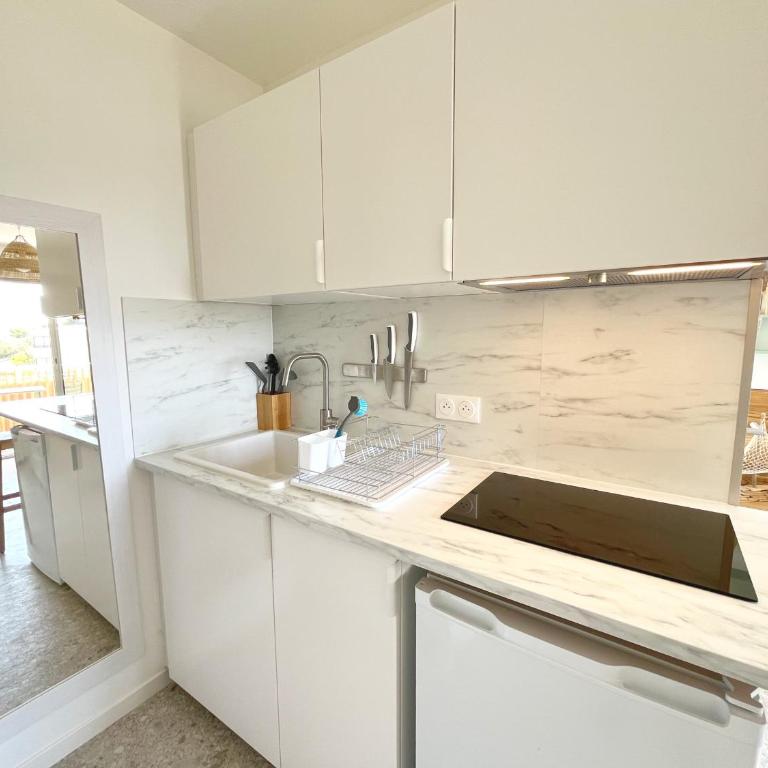 Studio refait en 2024 avec terrasse, climatisation et parking, à 50m de la plage - FR-1-338-588 - Apartment - 16