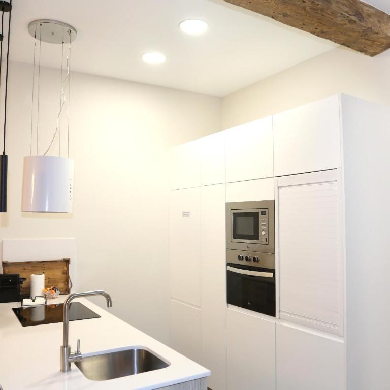 MAGNIFICO PISO FRENTE AL CASCO VIEJO DE BILBAO - Three-Bedroom Apartment - 9