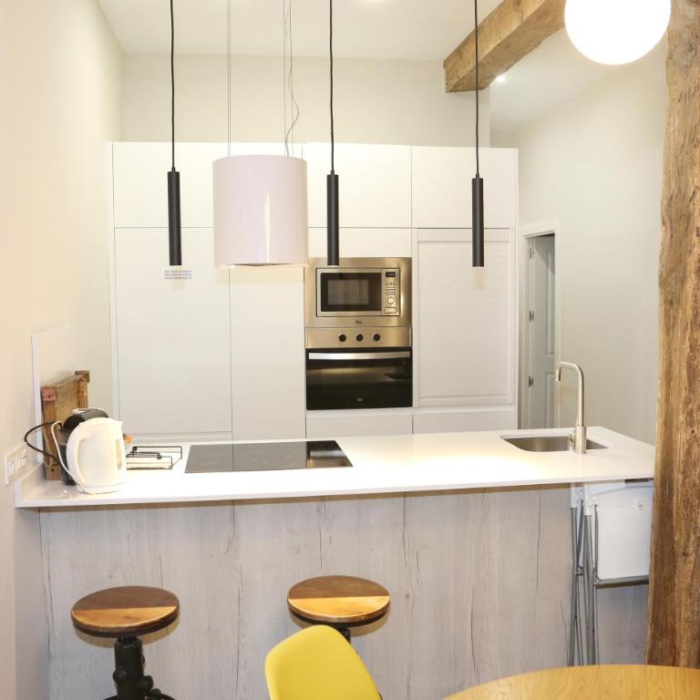 MAGNIFICO PISO FRENTE AL CASCO VIEJO DE BILBAO - Three-Bedroom Apartment - 8