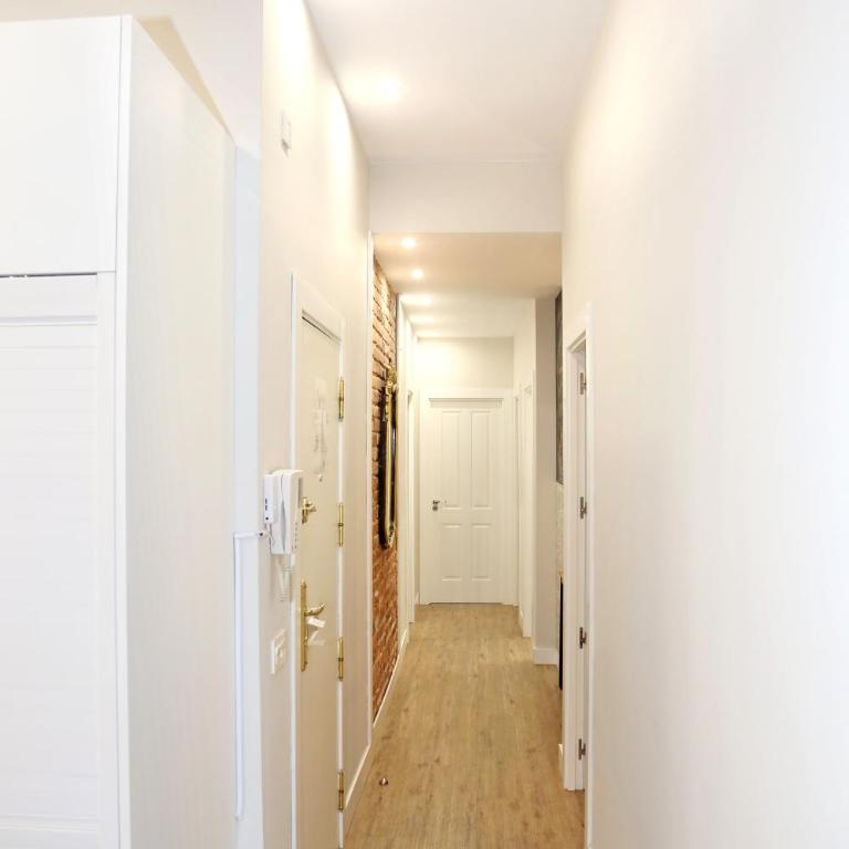 MAGNIFICO PISO FRENTE AL CASCO VIEJO DE BILBAO - Three-Bedroom Apartment - 14