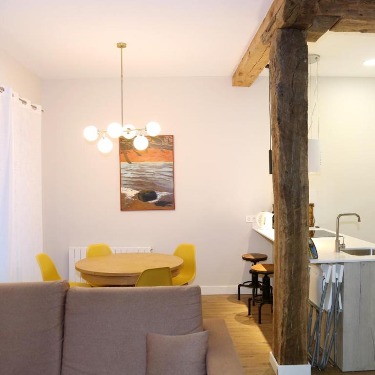 MAGNIFICO PISO FRENTE AL CASCO VIEJO DE BILBAO - Three-Bedroom Apartment - 2
