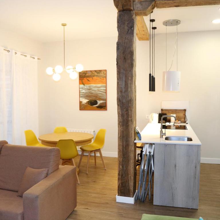 MAGNIFICO PISO FRENTE AL CASCO VIEJO DE BILBAO - Three-Bedroom Apartment - 3