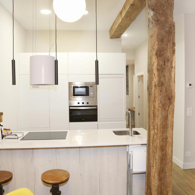 MAGNIFICO PISO FRENTE AL CASCO VIEJO DE BILBAO - Three-Bedroom Apartment - 10