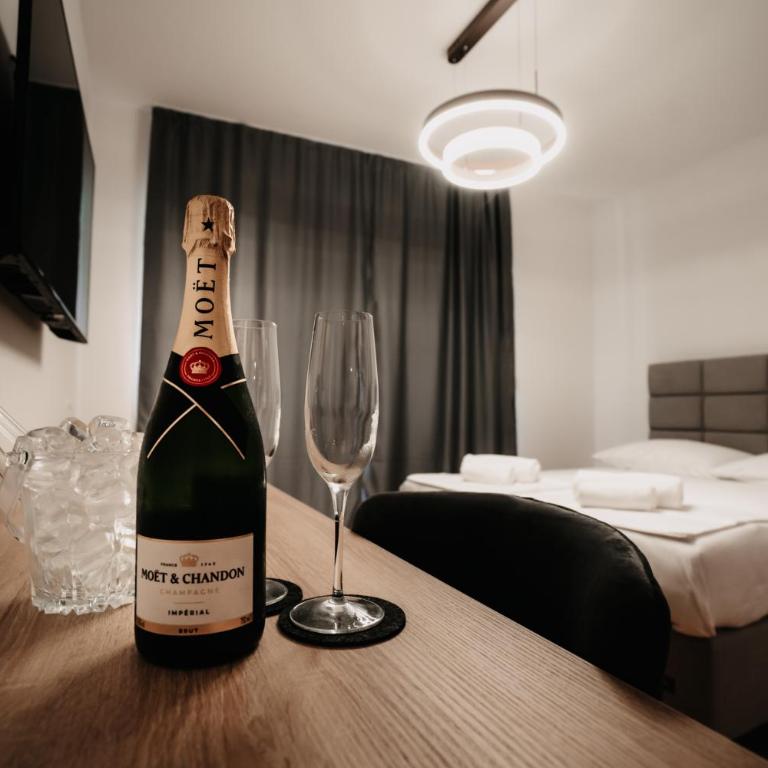 ToRo Hospitality - Studio Apartment with King Bed - 15