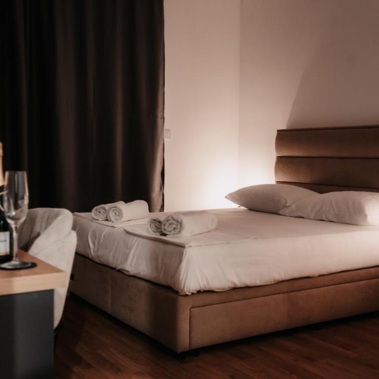 ToRo Hospitality - Studio Apartment with King Bed - 2