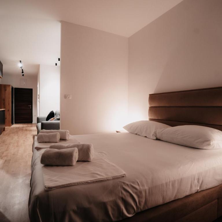 ToRo Hospitality - Studio Apartment with King Bed - 10