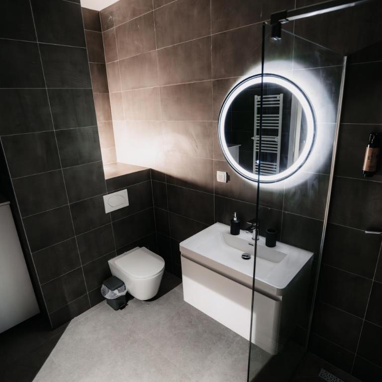 ToRo Hospitality - Studio Apartment with King Bed - 11