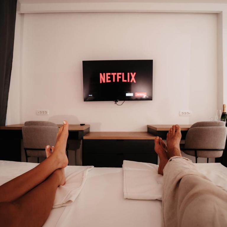 ToRo Hospitality - Studio Apartment with King Bed - 3