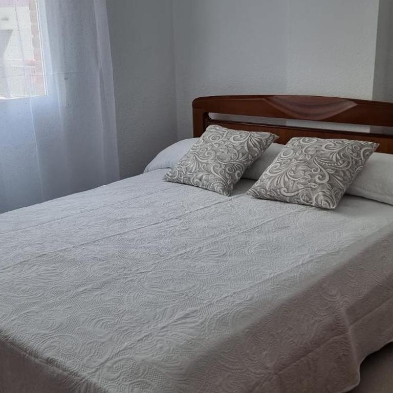Habitacion Matrimonio a 100 m de la Playa de Poniente - Habitación con cama grande - 3