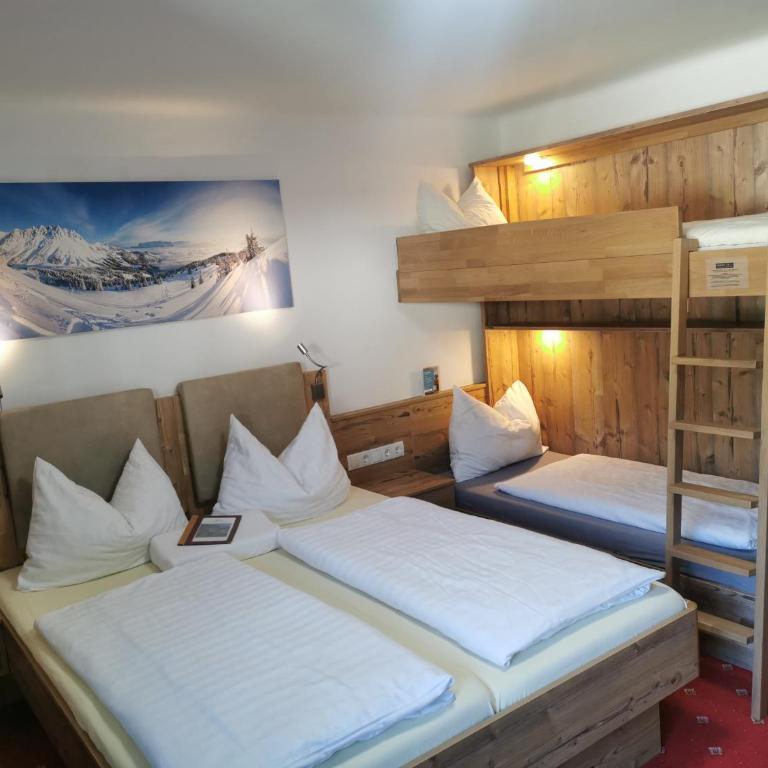 No1 - Flo's modern Rooms & Breakfast - Budget Quadruple Room with Balcony and Mountain View - 3
