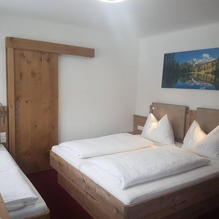No1 - Flo's modern Rooms & Breakfast - Life Style Triple Room with Balcony and Mountain View - 4
