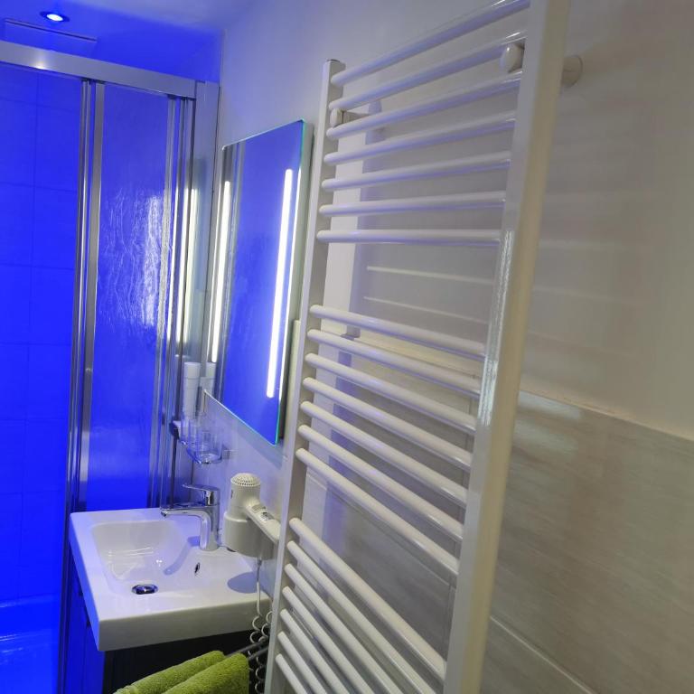 No1 - Flo's modern Rooms & Breakfast - Life Style Triple Room with Balcony and Mountain View - 3