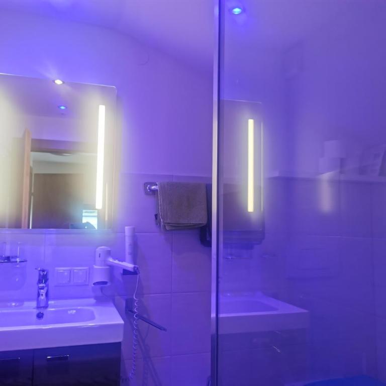 No1 - Flo's modern Rooms & Breakfast - Exquisite Family Room with 2 Bedrooms, Balcony and Mountain View - 4