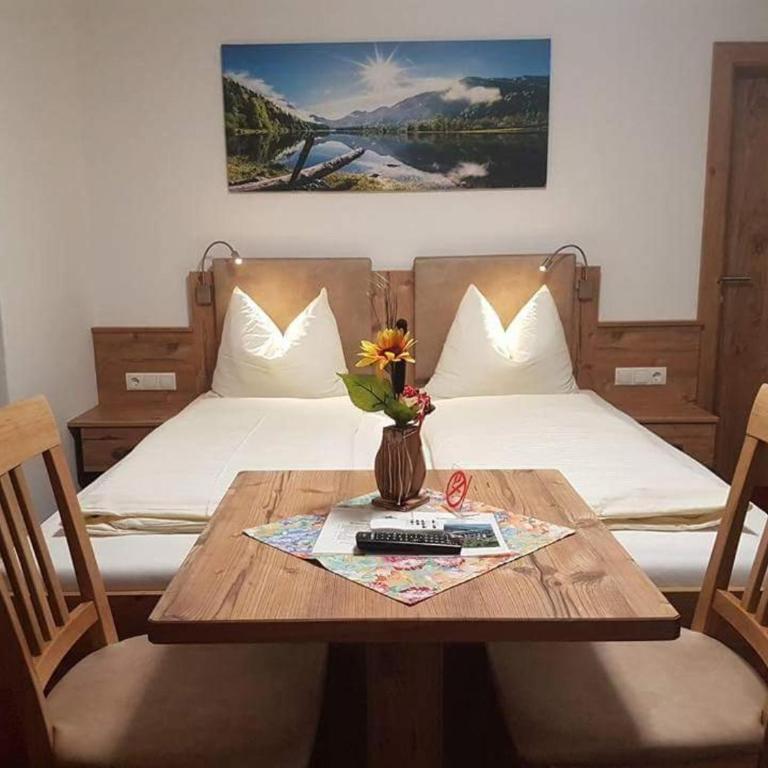 No1 - Flo's modern Rooms & Breakfast - Exquisite Family Room with 2 Bedrooms, Balcony and Mountain View - 5