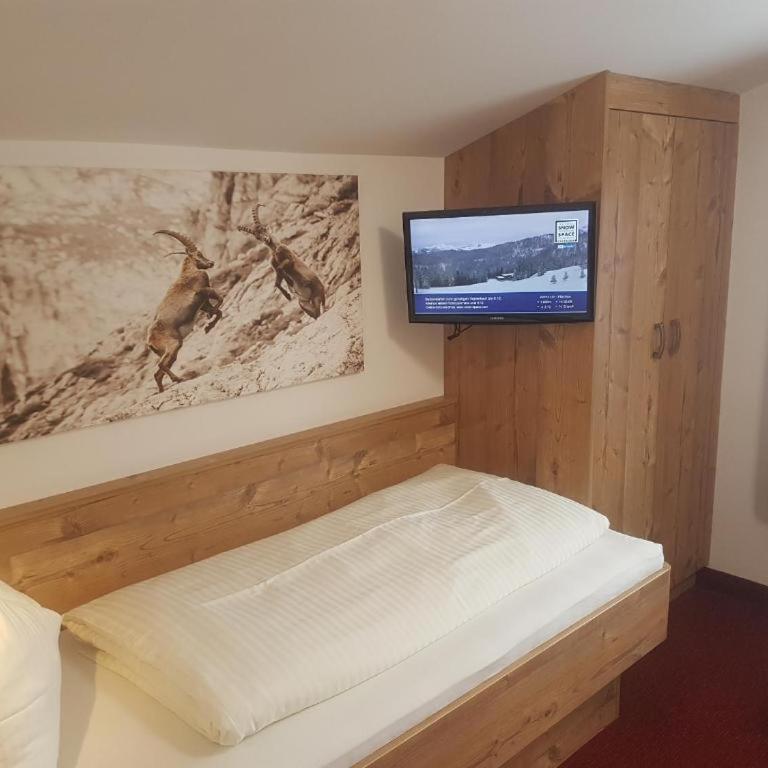 No1 - Flo's modern Rooms & Breakfast - Exquisite Family Room with 2 Bedrooms, Balcony and Mountain View - 6