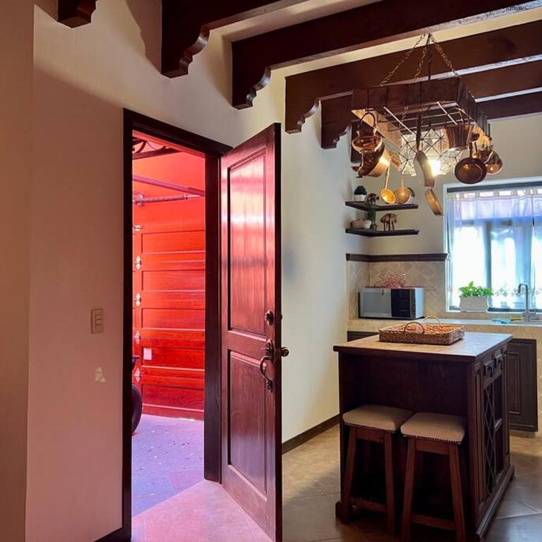 Spacious Centro Gem, Garage Jacuzzi, Near Rosewood - Five-Bedroom House - 5