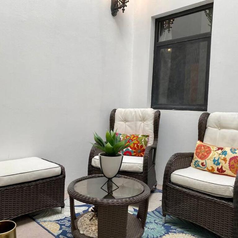 Spacious Centro Gem, Garage Jacuzzi, Near Rosewood - Five-Bedroom House - 12