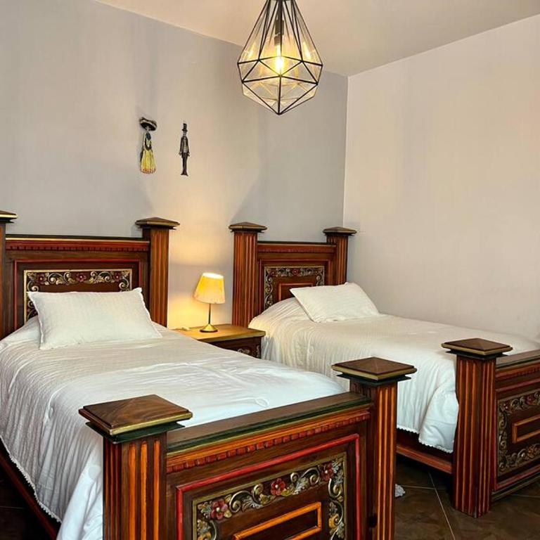 Spacious Centro Gem, Garage Jacuzzi, Near Rosewood - Five-Bedroom House - 17