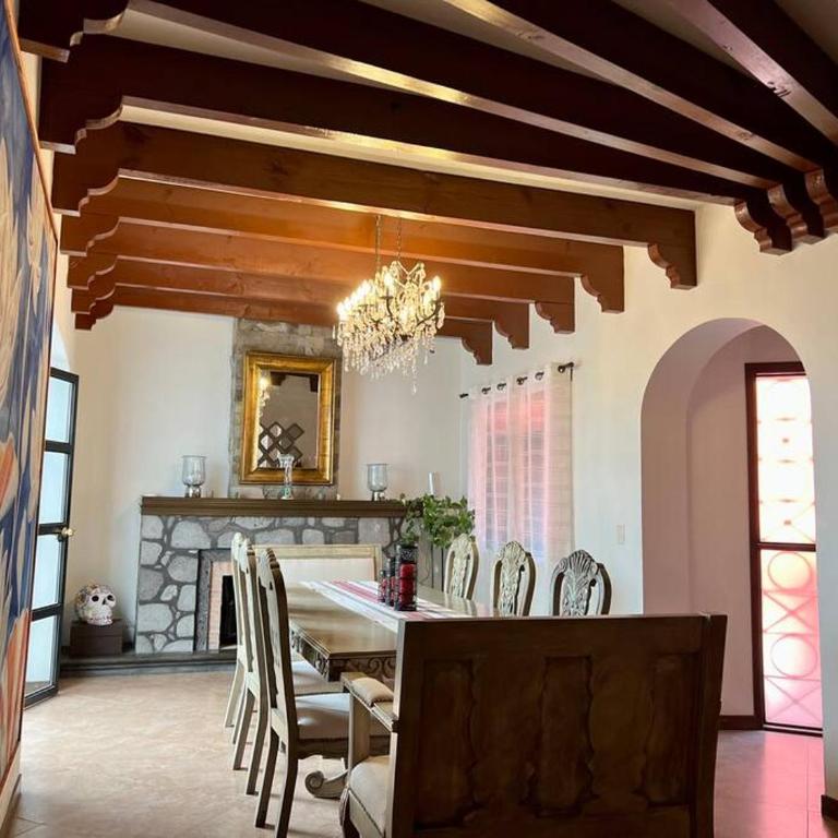 Spacious Centro Gem, Garage Jacuzzi, Near Rosewood - Five-Bedroom House - 55