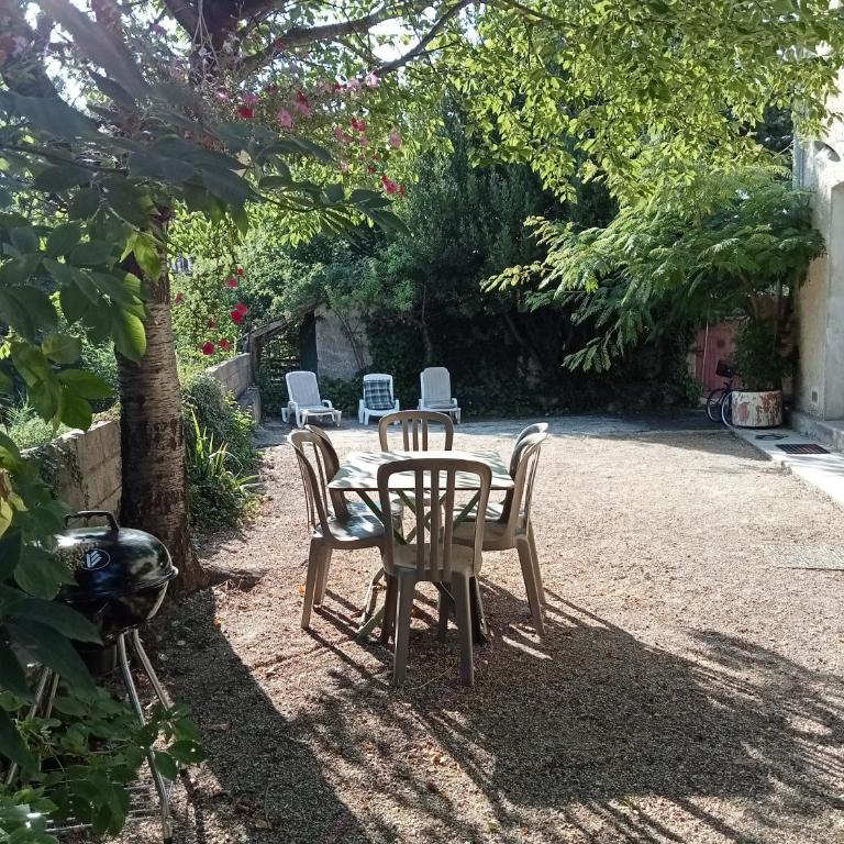 Maison individuelle plein centre avec jardin ,au pied du Mont Ventoux - Maison 3 Chambres - 13