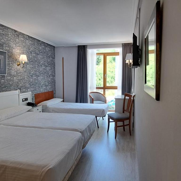 Hotel Ciudad Cangas de Onis - Habitación Doble con cama supletoria - 4