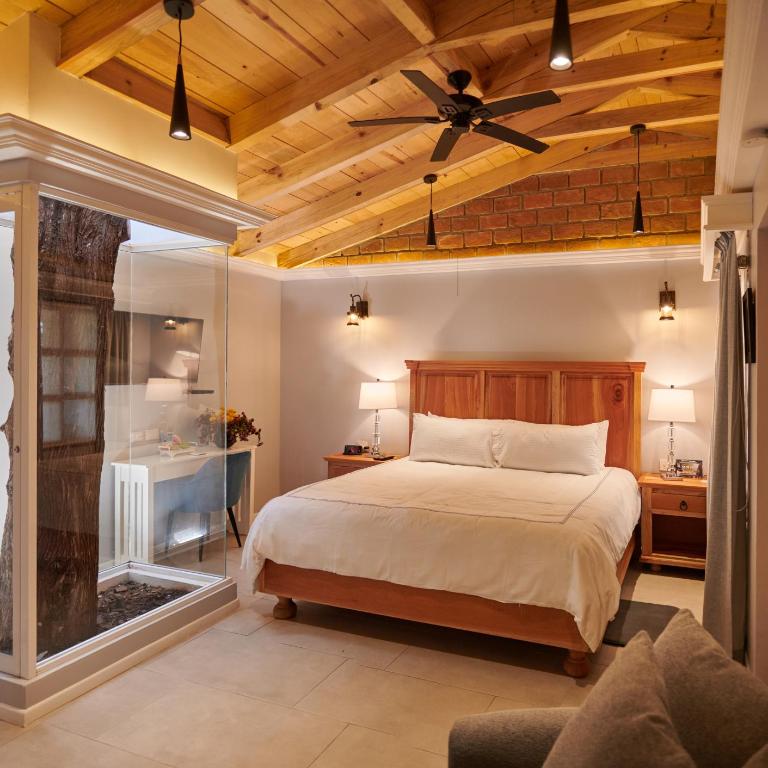 Hacienda Valentino - Standard King Room - 1