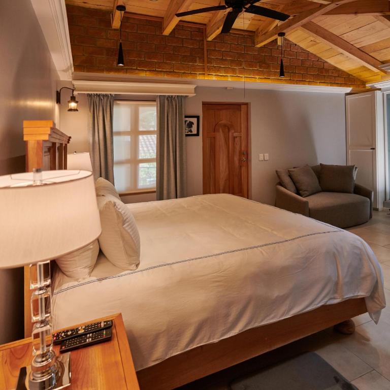 Hacienda Valentino - Standard King Room - 14