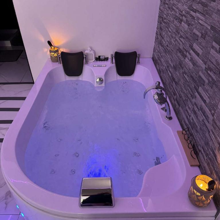 Suite GOLD L Amaryllis I Jacuzzi & Sauna privé I Centre Béziers Arrivée autonome - Appartement 1 Chambre - 27