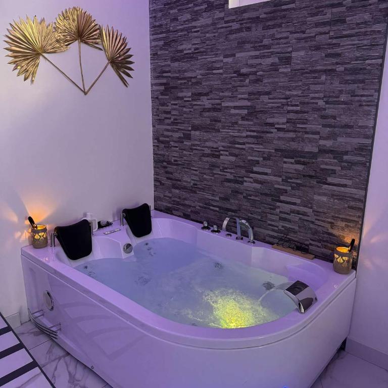 Suite GOLD L Amaryllis I Jacuzzi & Sauna privé I Centre Béziers Arrivée autonome - Appartement 1 Chambre - 26