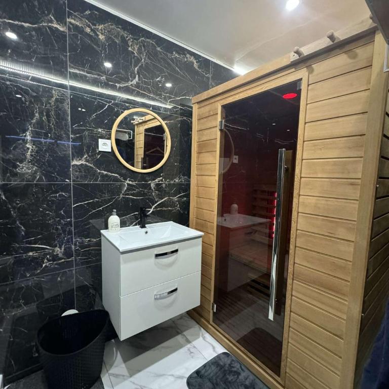 Suite GOLD L Amaryllis I Jacuzzi & Sauna privé I Centre Béziers Arrivée autonome - Appartement 1 Chambre - 15