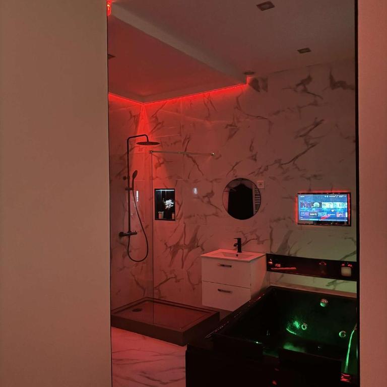 Suite Zen L Amaryllis Jacuzzi TV Integrée Clim Wifi Béziers Centre Arrivée Autonome 24h24 - Appartement - Rez-de-Chaussée - 23