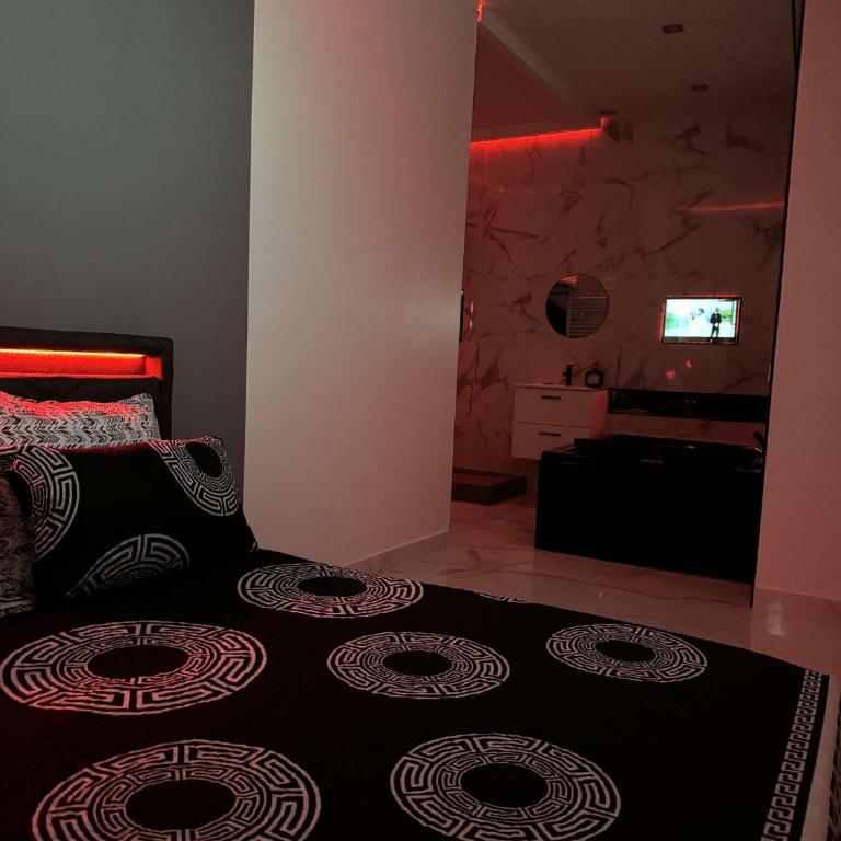 Suite Zen L Amaryllis Jacuzzi TV Integrée Clim Wifi Béziers Centre Arrivée Autonome 24h24 - Appartement - Rez-de-Chaussée - 7