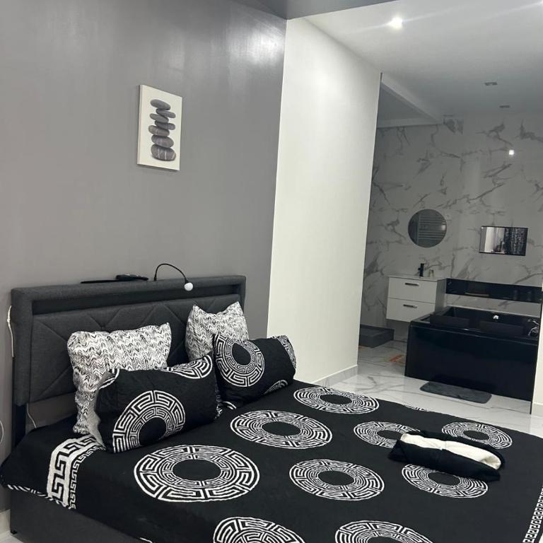 Suite Zen L Amaryllis Jacuzzi TV Integrée Clim Wifi Béziers Centre Arrivée Autonome 24h24 - Appartement - Rez-de-Chaussée - 24