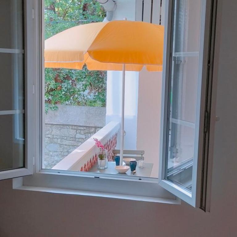 Studio balcon, intra muros, climatisé avec Wifi - One-Bedroom Apartment - 1