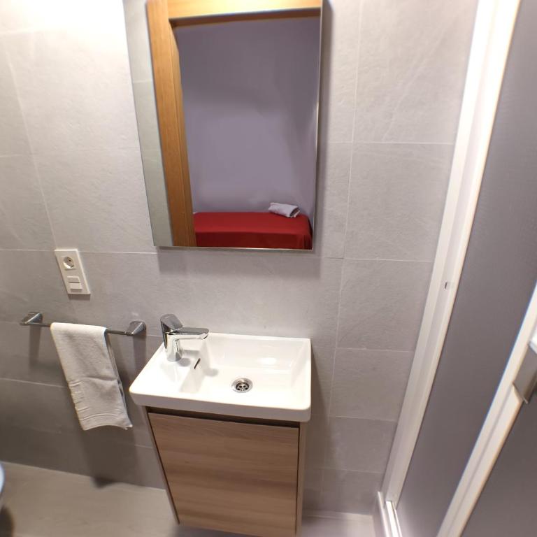 Pensión La Estación - Habitación Individual con baño privado - 8