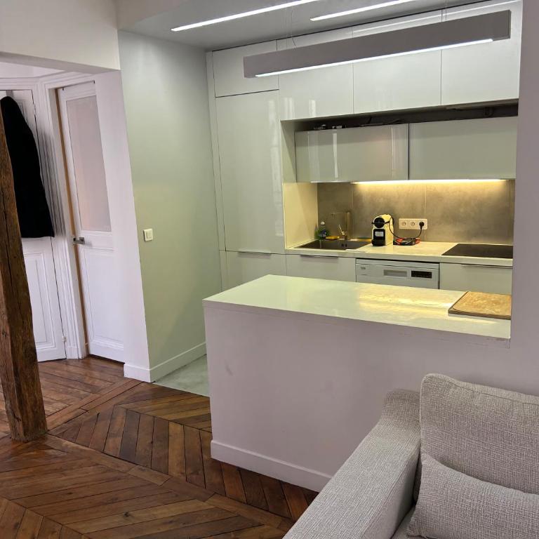 Typical Parisian flat Central Paris by Montmartre - One-Bedroom Apartment - 1