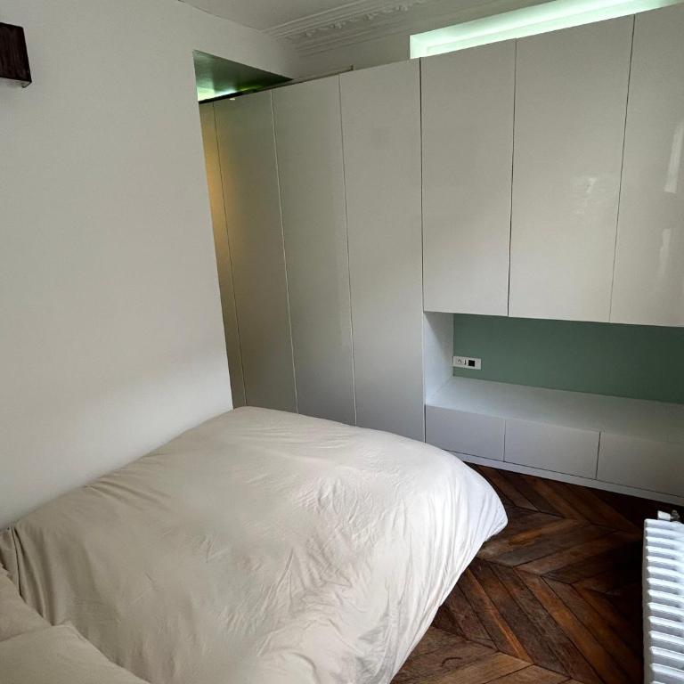 Typical Parisian flat Central Paris by Montmartre - One-Bedroom Apartment - 4