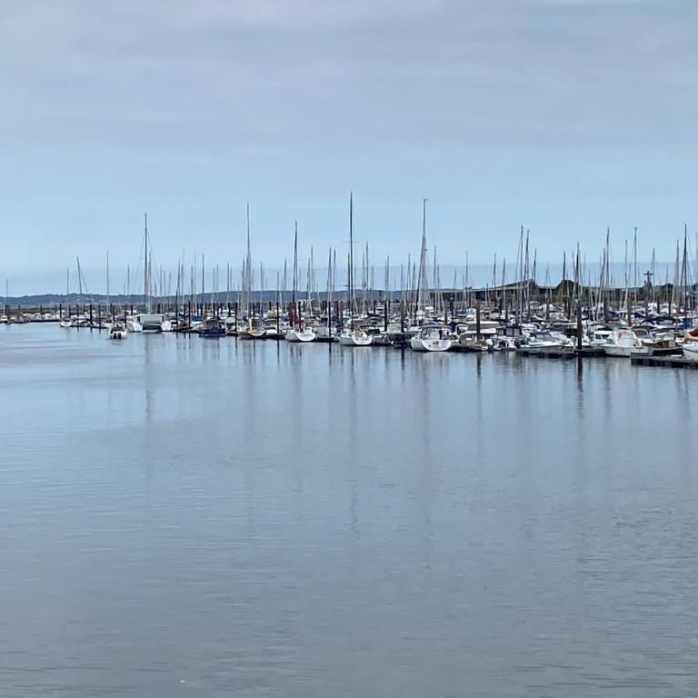 Aux pieds des plages, du port, de la piste cyclable et des commerces de proximité, un studio au dernier étage avec une vue panoramique sur le Bassin d'Arcachon, entièrement rénové, dans une résidence avec piscine - Studio with Balcony - 26
