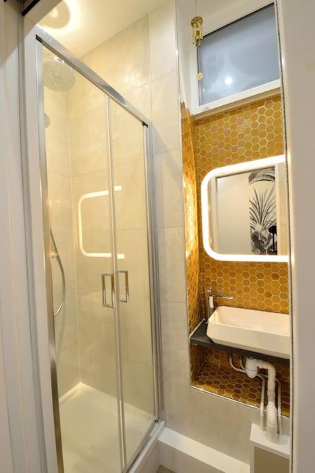 Tiny cosy studio NAMASTAY in trendy Canal St Martin area - Studio - 9