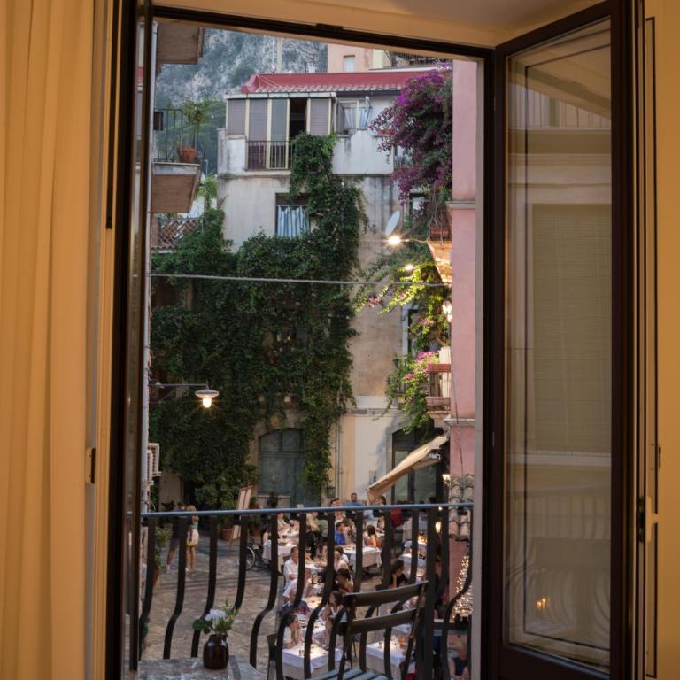 Maia Flora Taormina Apartments - Three-Bedroom Apartment - 44