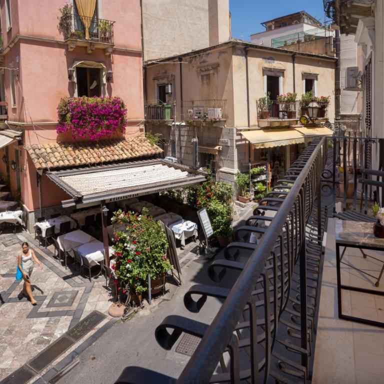 Maia Flora Taormina Apartments - Three-Bedroom Apartment - 46