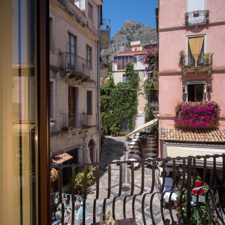 Maia Flora Taormina Apartments - Three-Bedroom Apartment - 51