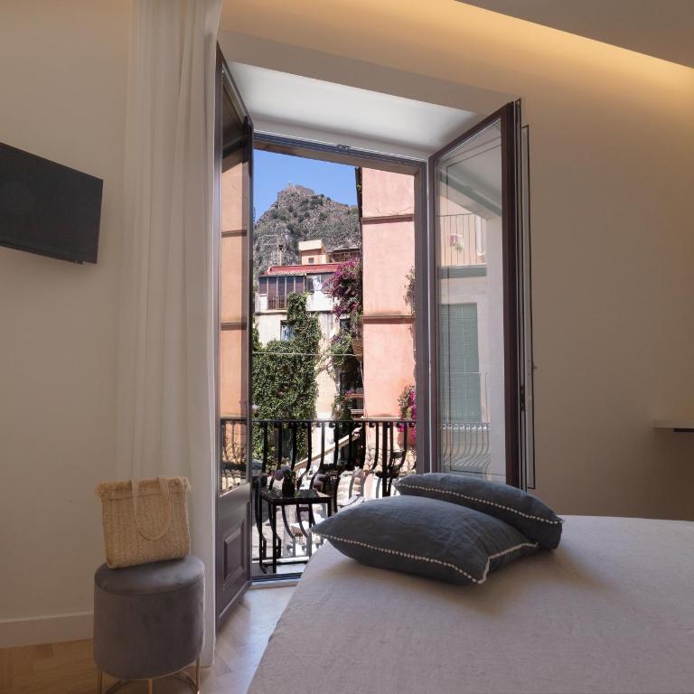 Maia Flora Taormina Apartments - Three-Bedroom Apartment - 10