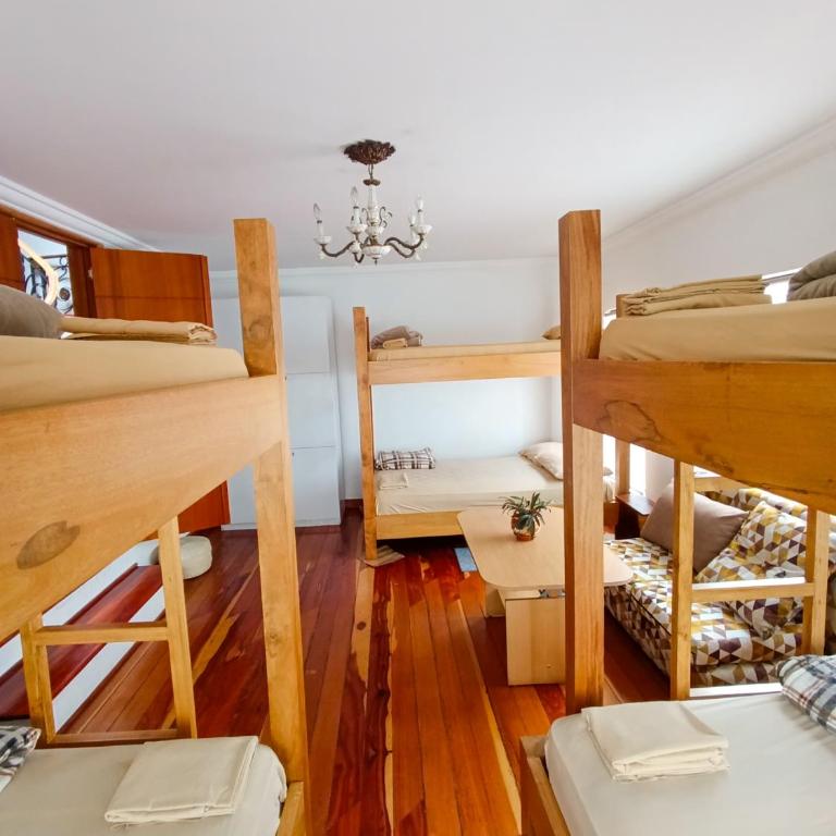 Hostal Mochiliers Bed and Breakfast - Single Bed in 6-Bed Dormitory Room - 6